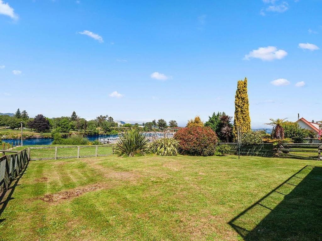 Central Riverside Retreat - Taupo Holiday Home Kültér fotó