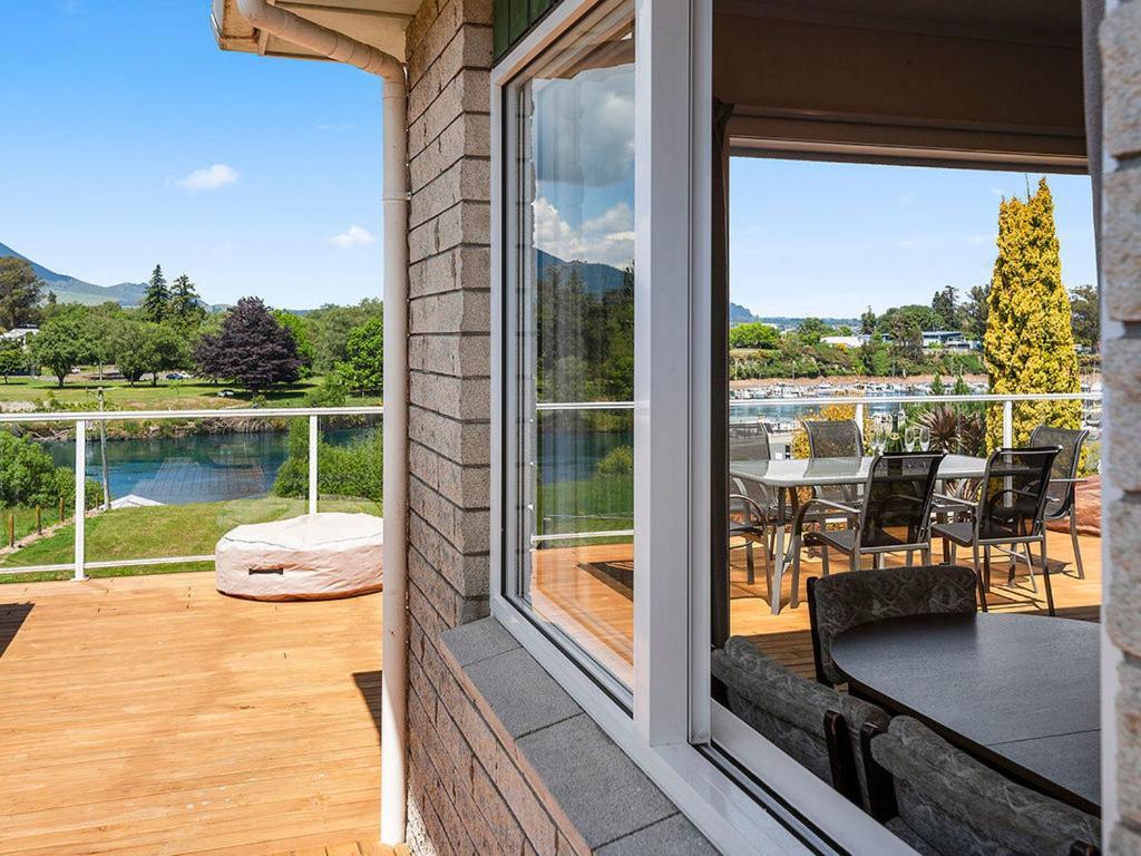 Central Riverside Retreat - Taupo Holiday Home Kültér fotó